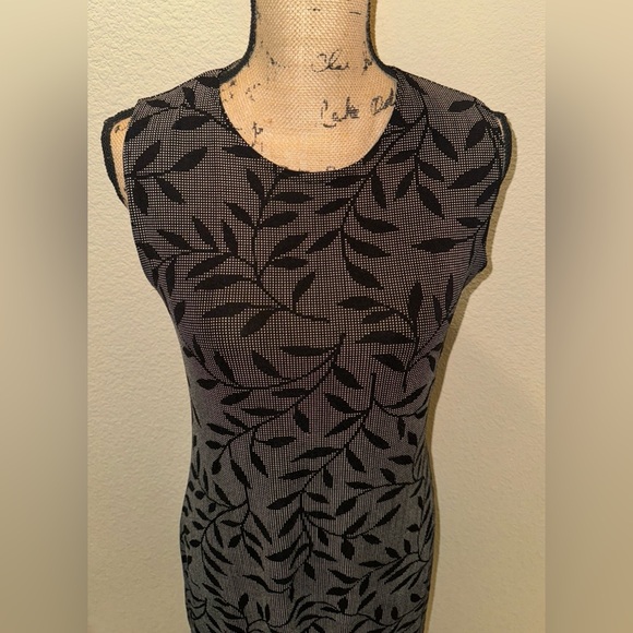 Women’s Sleeveless Classic Modern Cocktail Dress - Picture 10 of 11